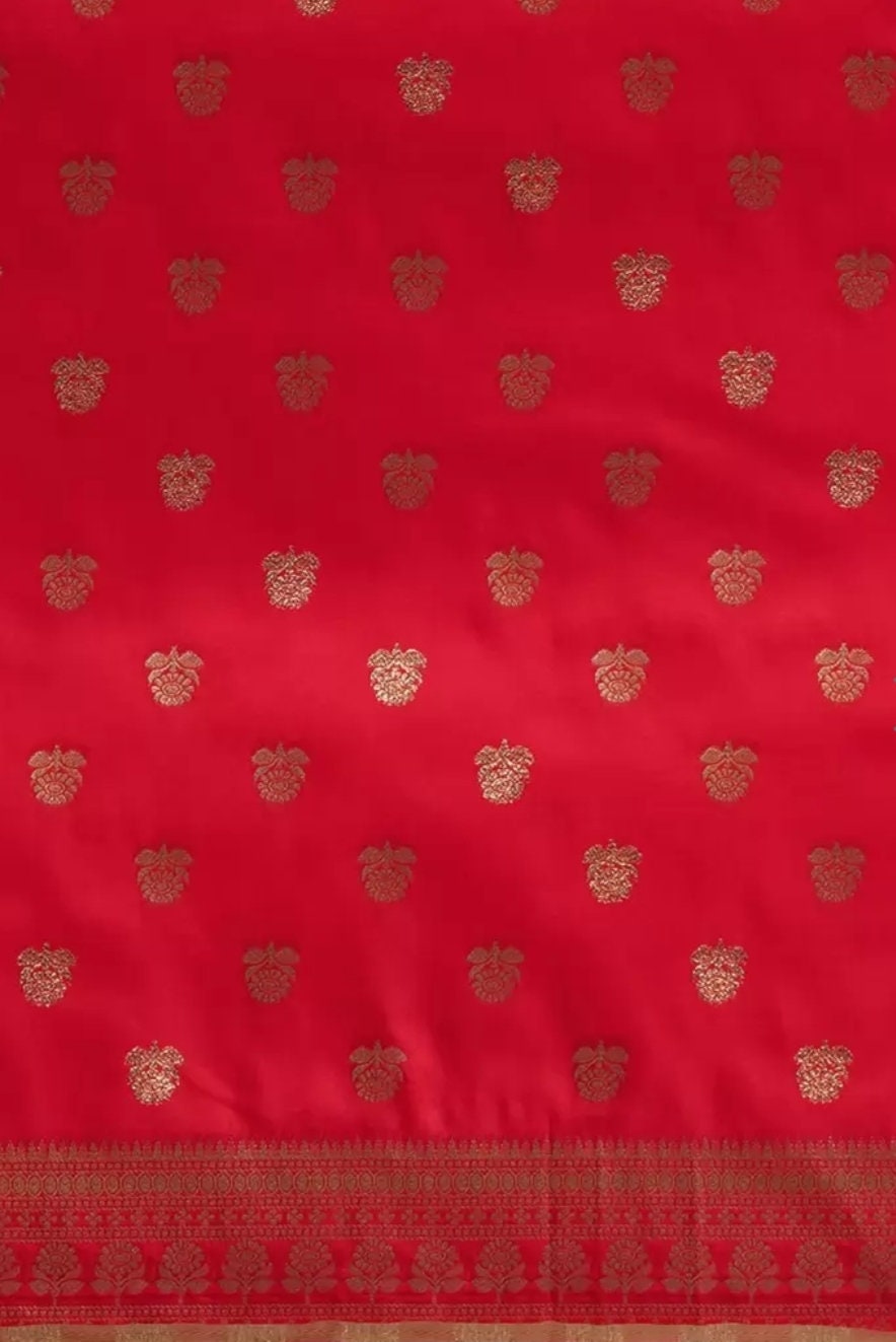Floral Zari Banarasi Saree, Red & gold-toned banarasi saree, woven design with woven design border, Saree With FREE Matching Petticoat
