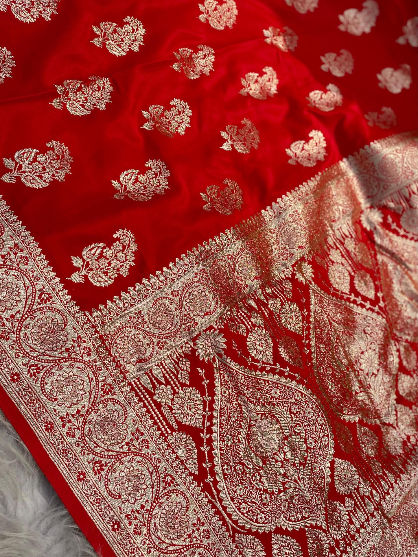 BRIDAL RED Banarasi Mushro Satin Silk Saree with Intricate Zari Weaving – Luxurious Traditional Attire for Special OCCASIONS