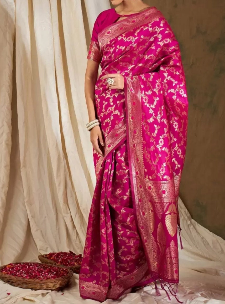 Pink & Gold-Toned Floral Woven Design Zari Banarasi Saree, Floral woven design with woven design border, Saree With FREE Matching Petticoat