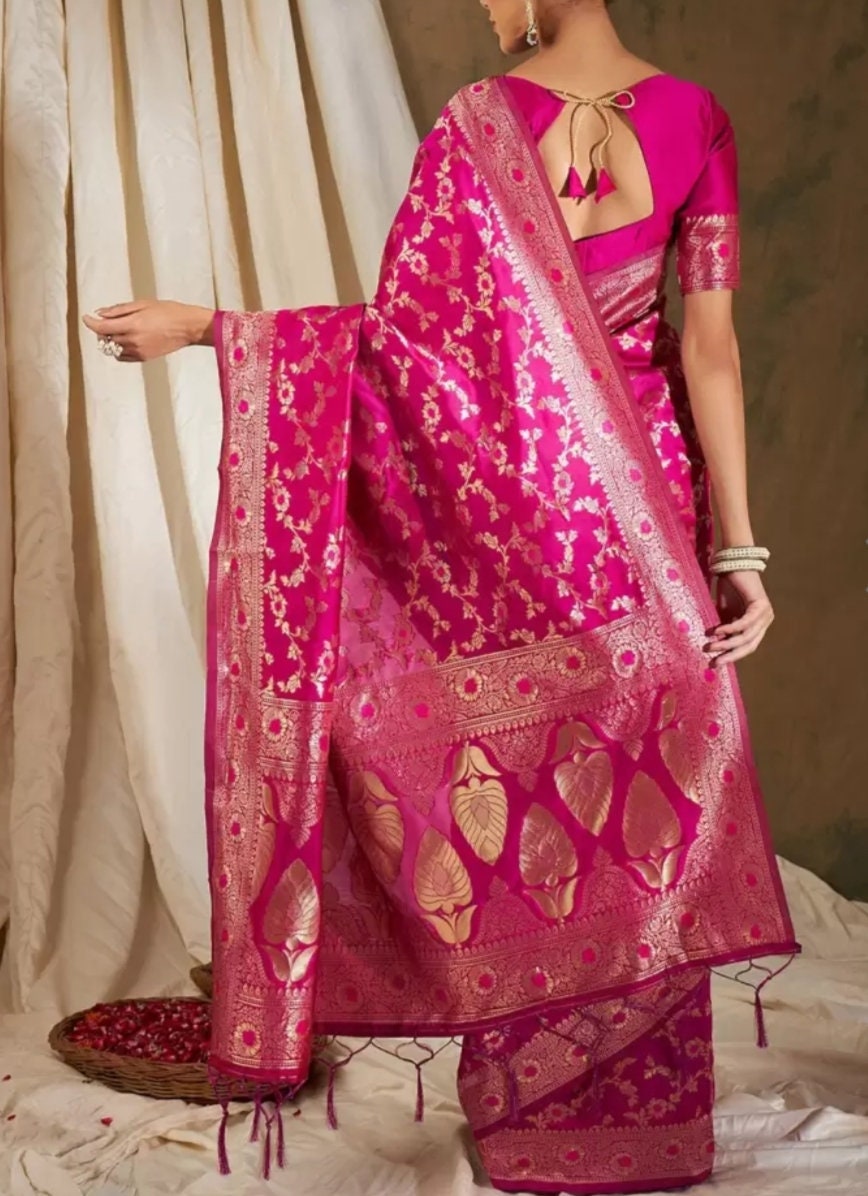 Pink & Gold-Toned Floral Woven Design Zari Banarasi Saree, Floral woven design with woven design border, Saree With FREE Matching Petticoat
